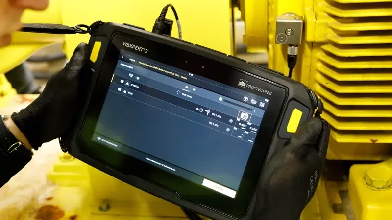 Evaluación del desequilibrio dinámico con la herramienta equilibradora VIBXPERT III que mide la vibración de un motor pintado de amarillo