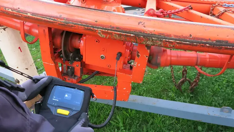 Un ouvrier mesure les vibrations sur des montagnes russes avec VIBSCANNER 2
