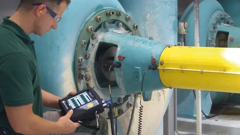 Travailleur utilisant le VIBXPERT II sur moteur