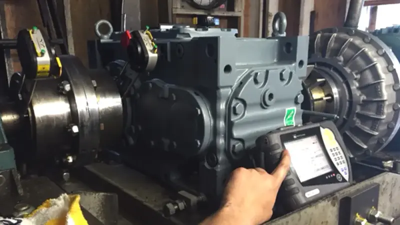 Test delle vibrazioni sul riduttore delle montagne russe con gli strumenti di allineamento PRUFTECHNIK