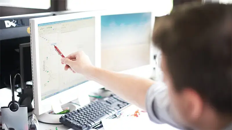 Lavoratore che analizza le misurazioni delle vibrazioni da VIBXPERT II sul monitor del computer