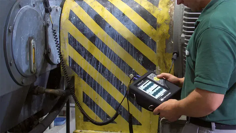 VIBXPERT II collegato al motore per effettuare misurazioni delle vibrazioni
