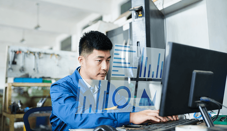 Addetto alla manutenzione che utilizza la manutenzione predittiva