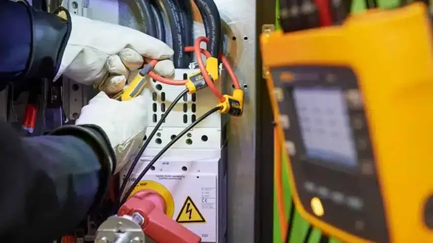 Uno strumento di monitoraggio dell'alimentazione come il Fluke 3540, mostrato qui, può aiutare ad arrivare alla radice dei problemi di qualità dell'alimentazione.